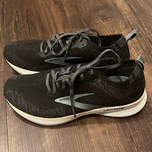 NEW Women’s Brooks Size 9 Black White Levitate 4